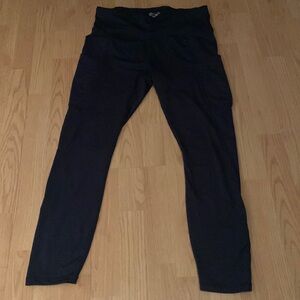 Athletic leggings with pockets